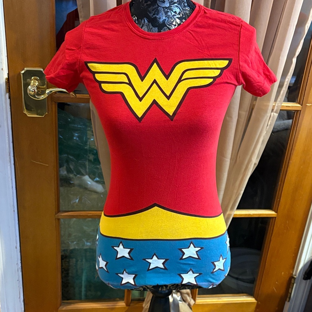 Wonder Woman Red Graphic Tee, S